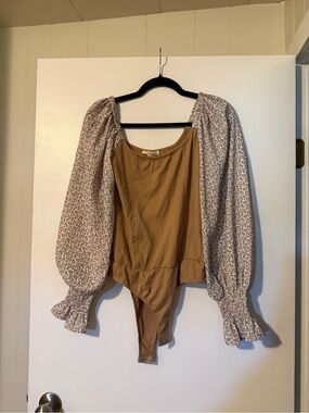 Western Fitted Tan Scoop Neck Bodysuit with Floral Sleeves